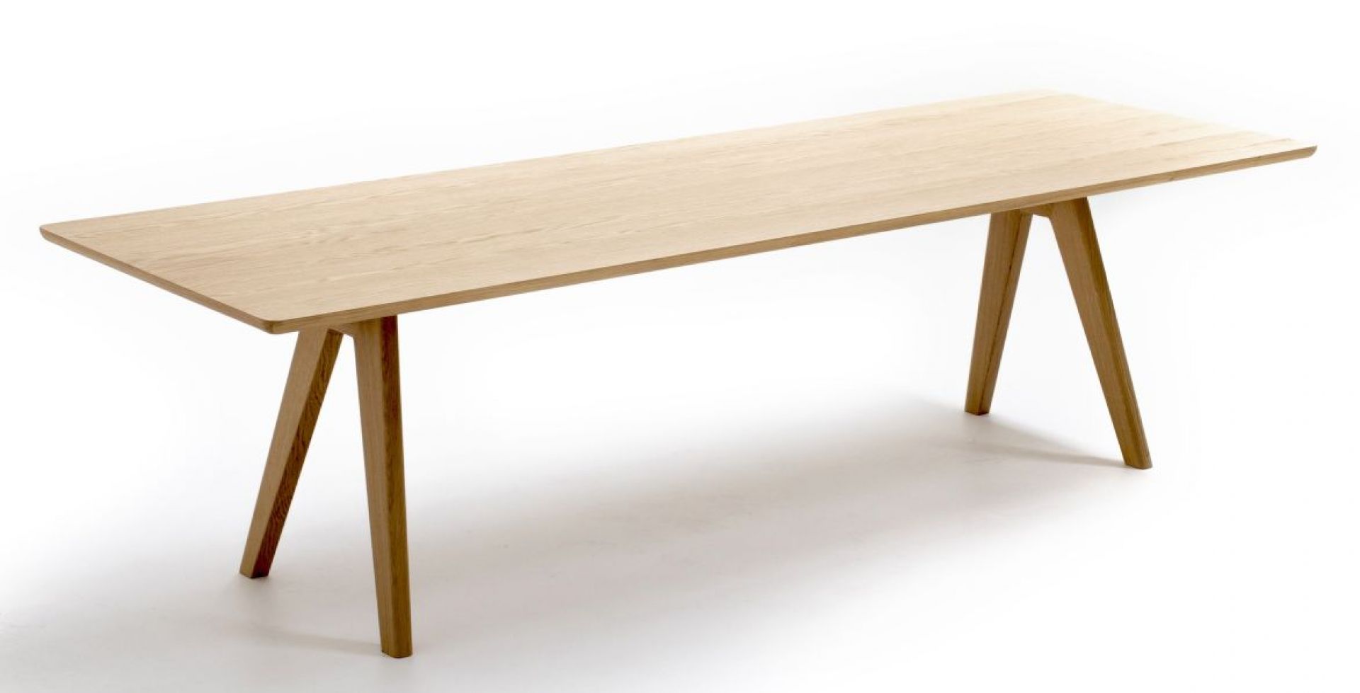 Mathilda Tisch aus Eiche von Moroso, langer Esstisch mit Holzbeinen auf weißem Hintergrund.